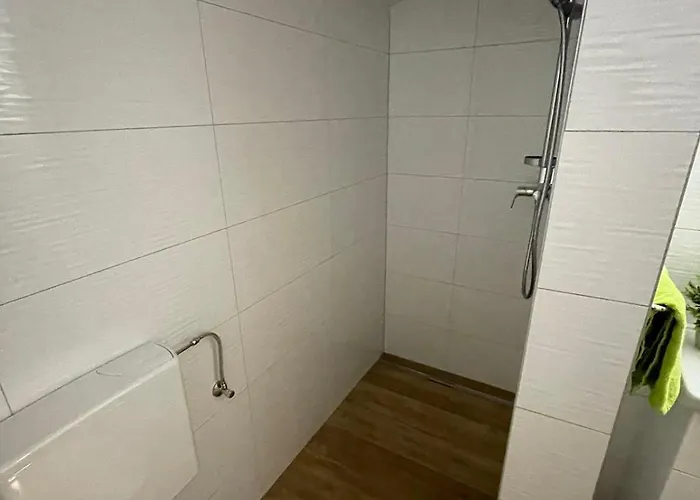 Nina Ortner דירה *